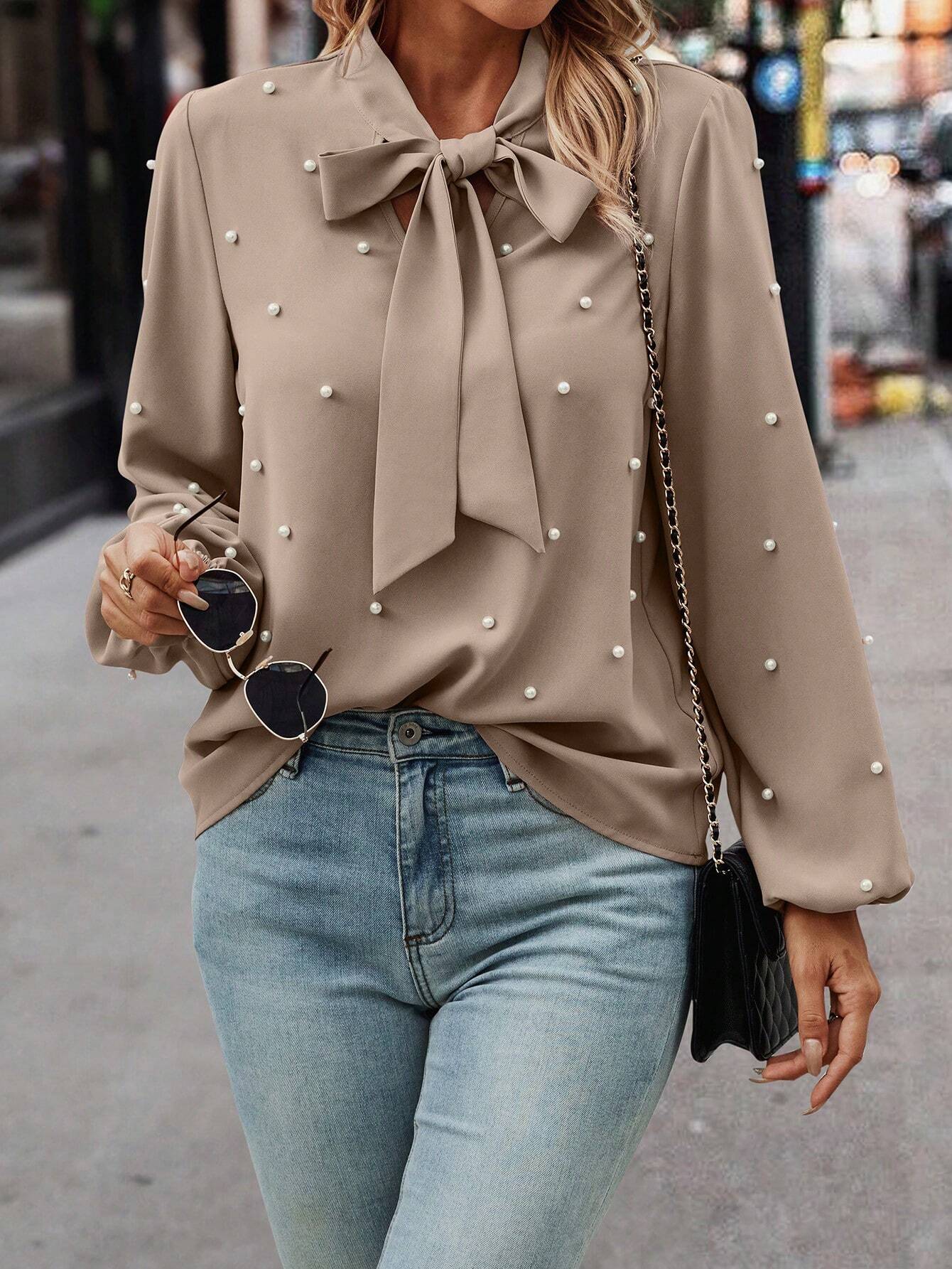 Lola™ | Elegant Bluse med Knute Krage og Perler