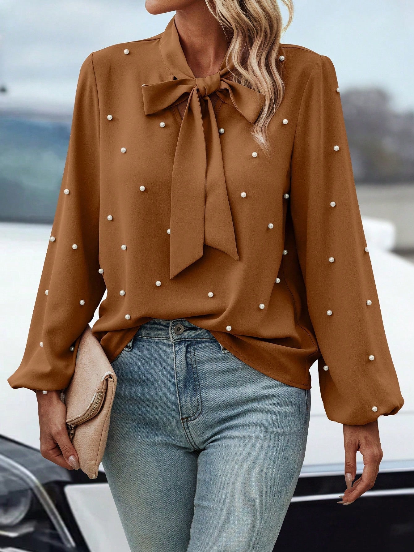 Lola™ | Elegant Bluse med Knute Krage og Perler