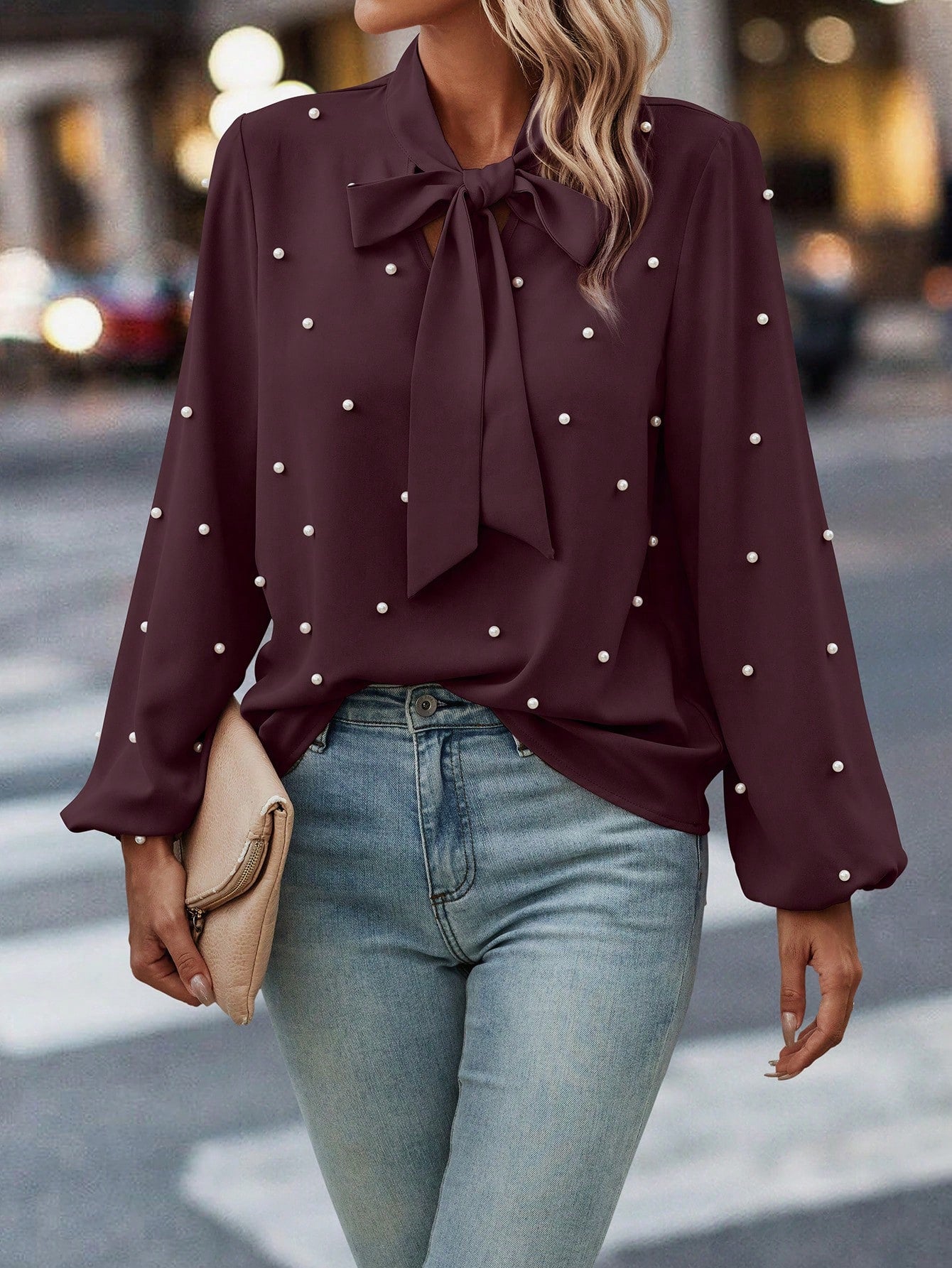 Lola™ | Elegant Bluse med Knute Krage og Perler