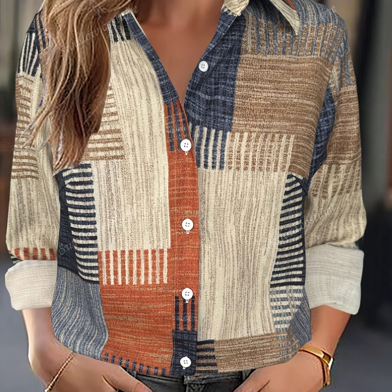 Franka™ | Skjortebluse med jordnære toner og grafisk mønster